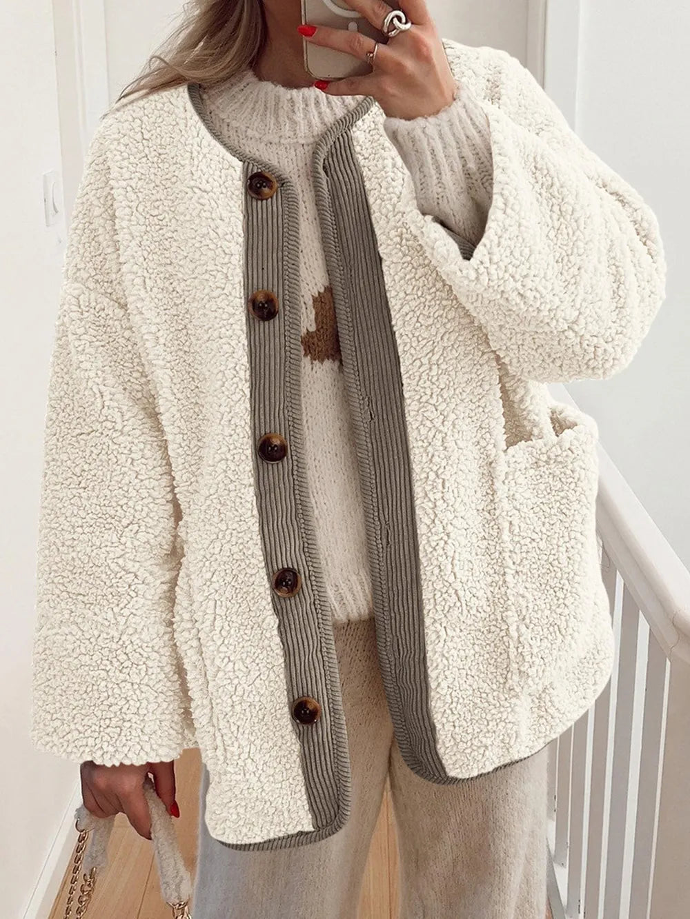 Yasley - Giacca sherpa con bottoni a contrasto e tasche