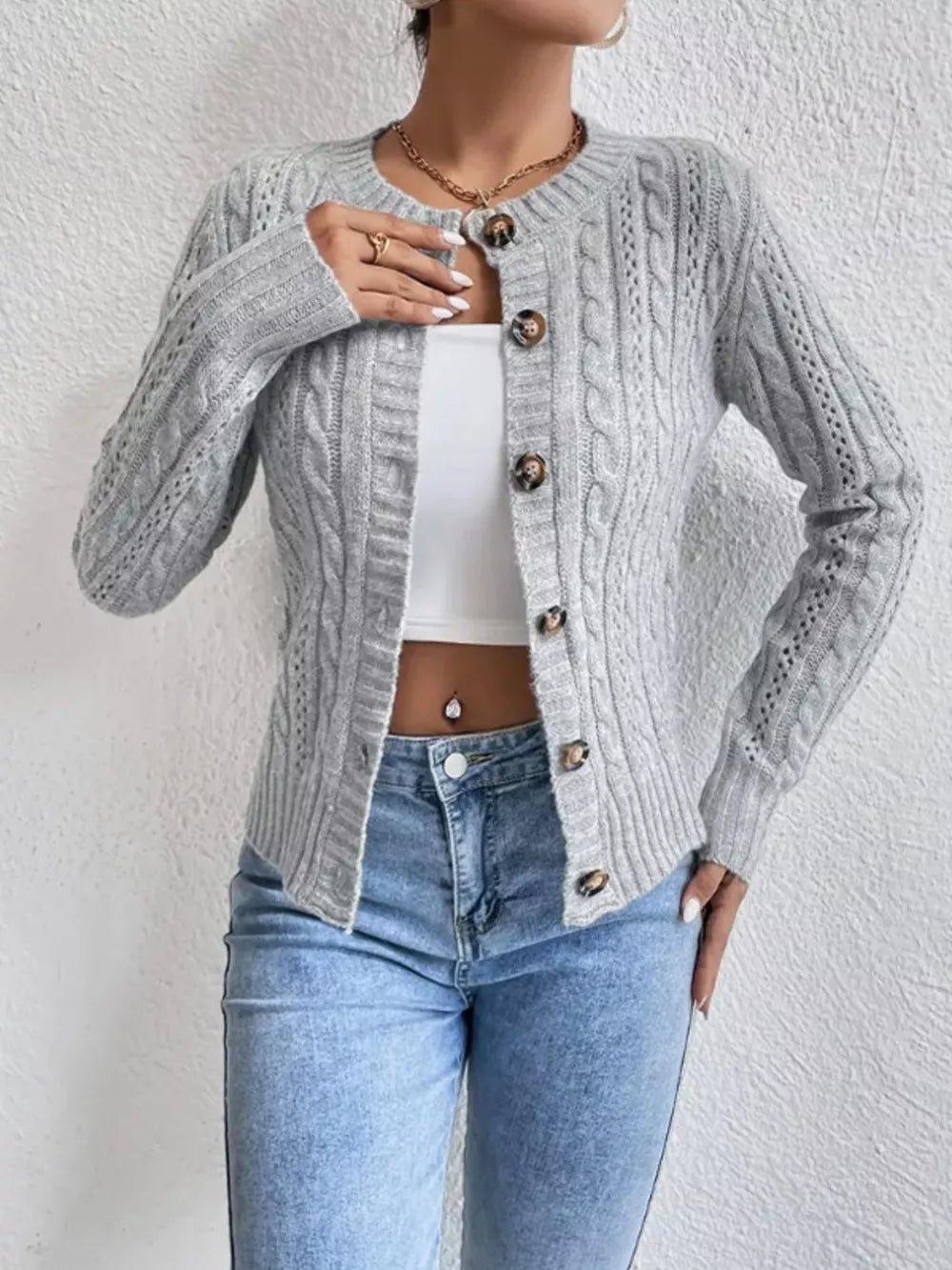 Tianna - Cardigan accogliente in maglia a trecce con bottoni