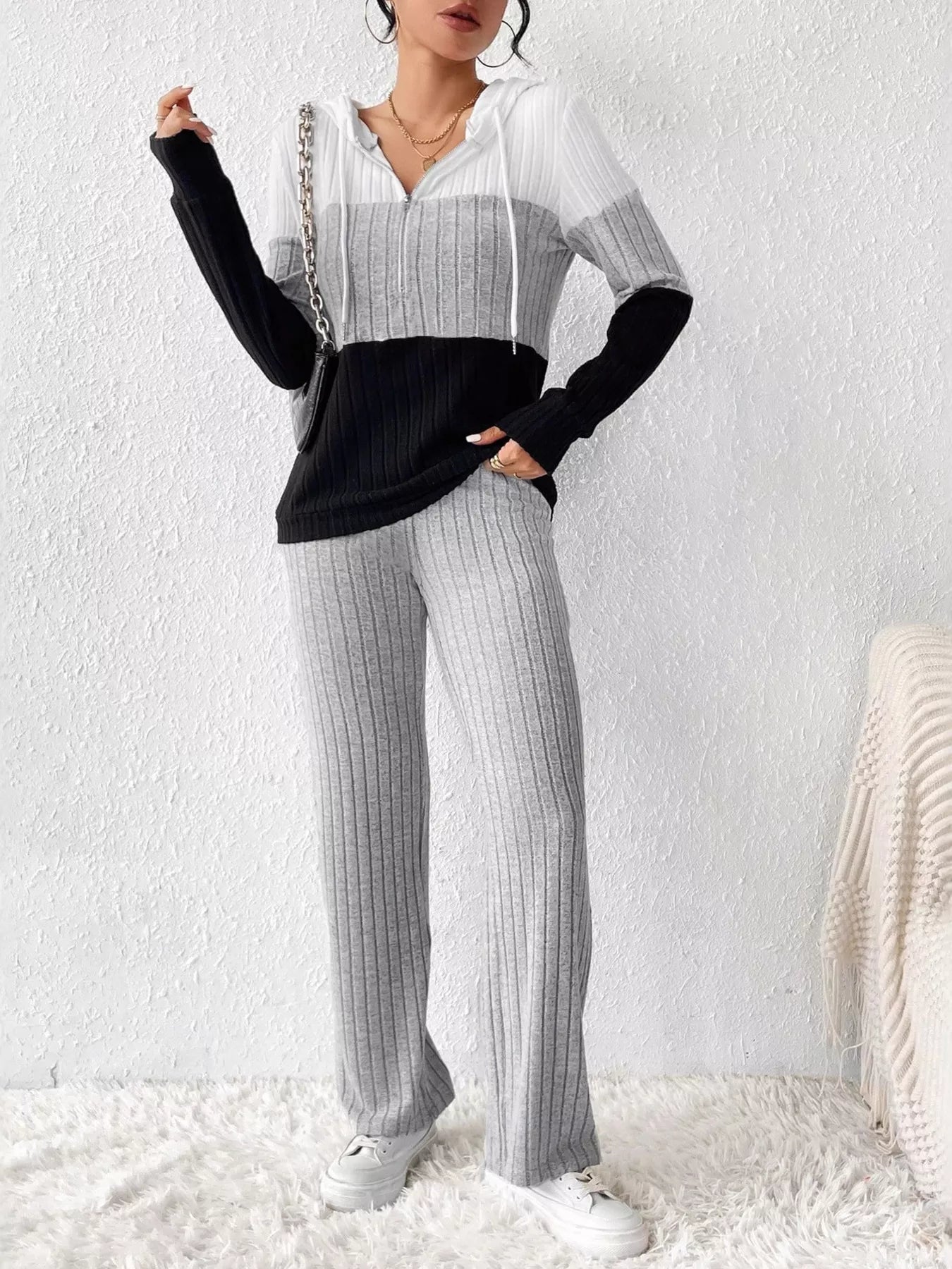 Dahlia - Elegante completo con felpa con cappuccio e mezza zip e pantaloni