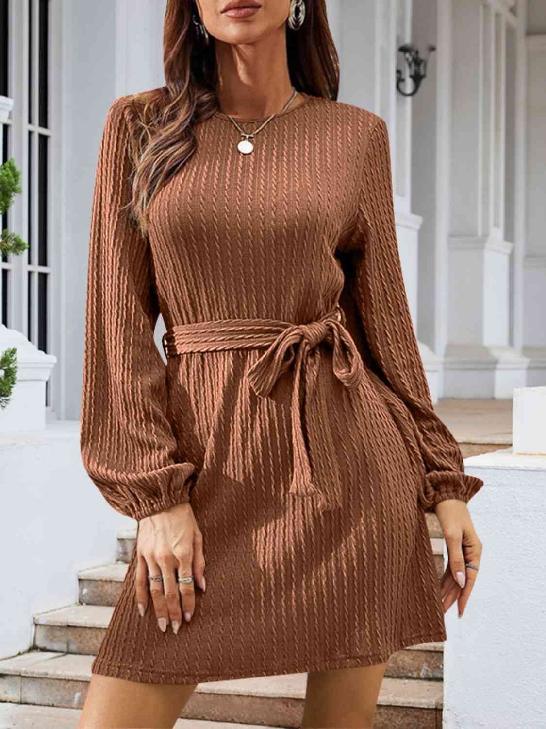 Cassia - Elegante abito maglione a trecce con cintura in vita