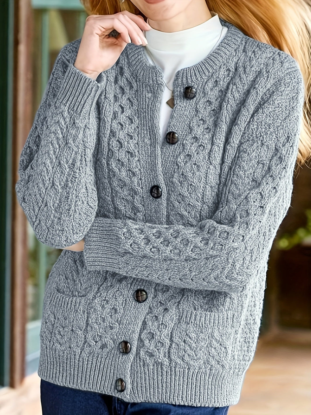 Noora - Cardigan elegante con bottoni e trecce