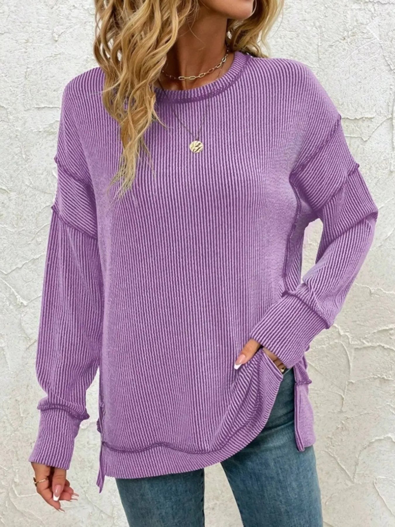 Aimy - Elegante maglione a righe con scollo rotondo e spacco laterale