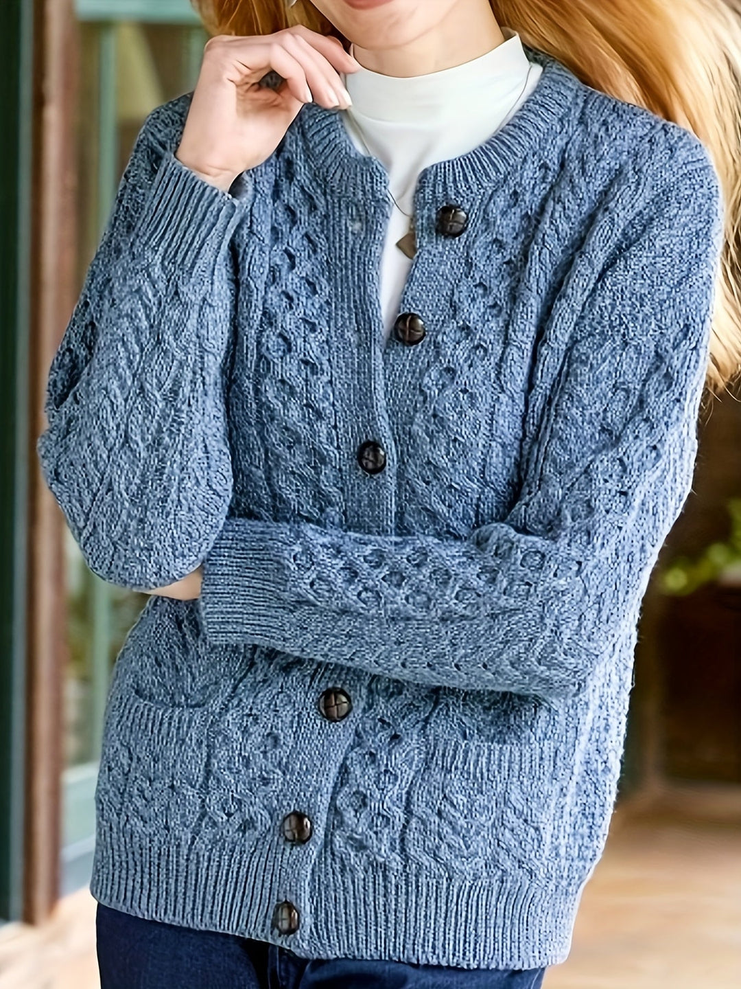 Noora - Cardigan elegante con bottoni e trecce