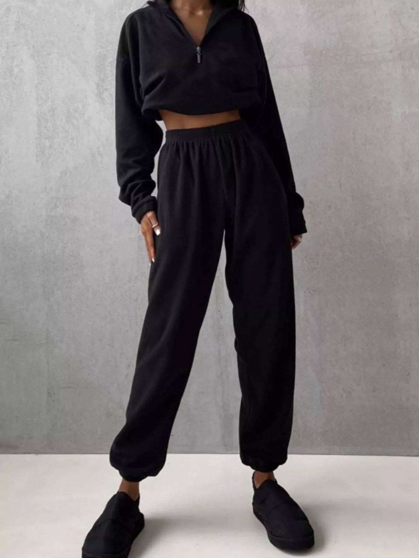 Clarina - Set casual con felpa cropped a mezza zip e pantaloni