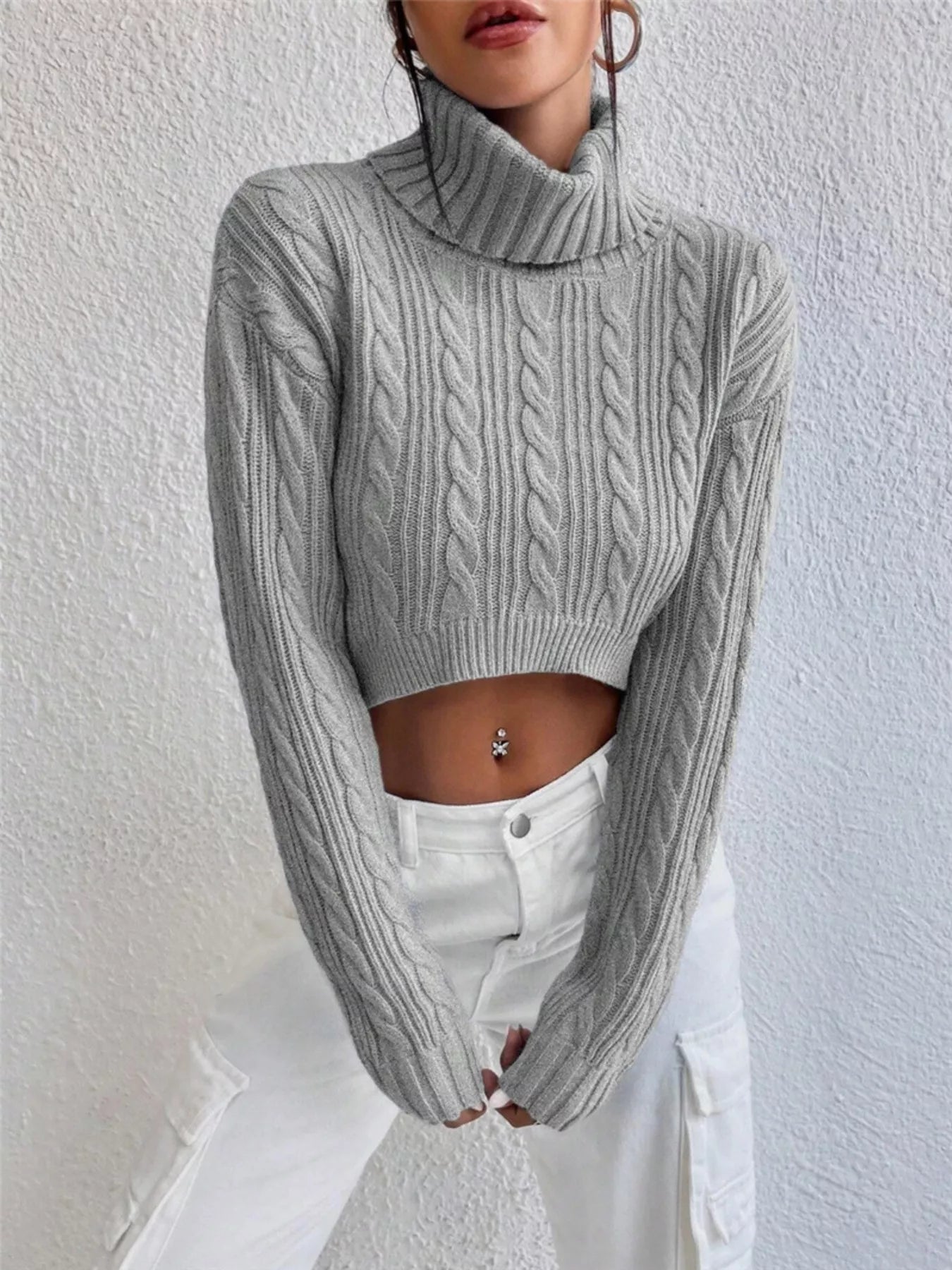 Dianne - Elegante maglione corto a trecce con collo alto e maniche lunghe