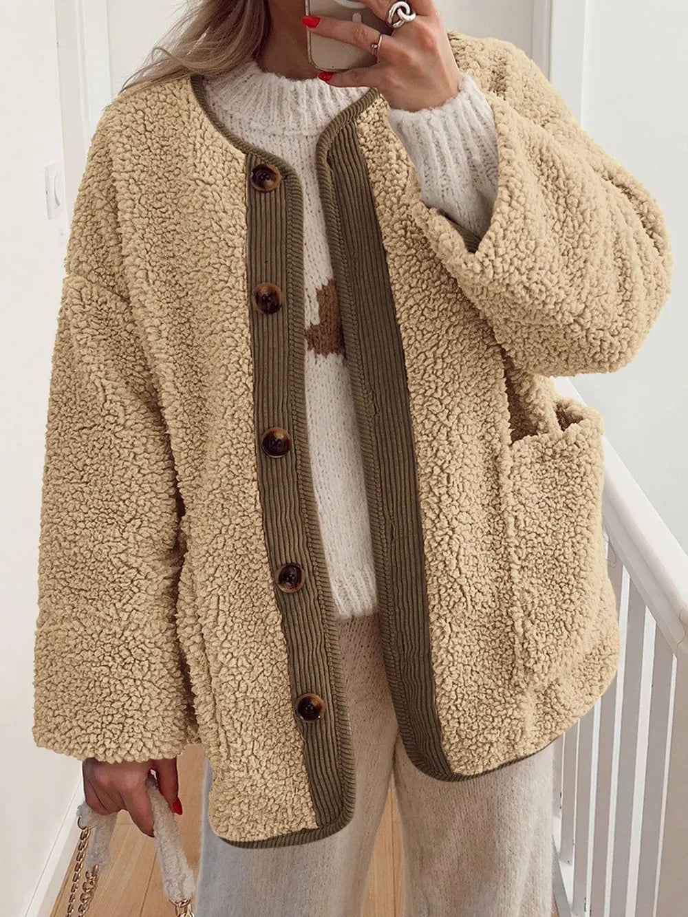 Yasley - Giacca sherpa con bottoni a contrasto e tasche