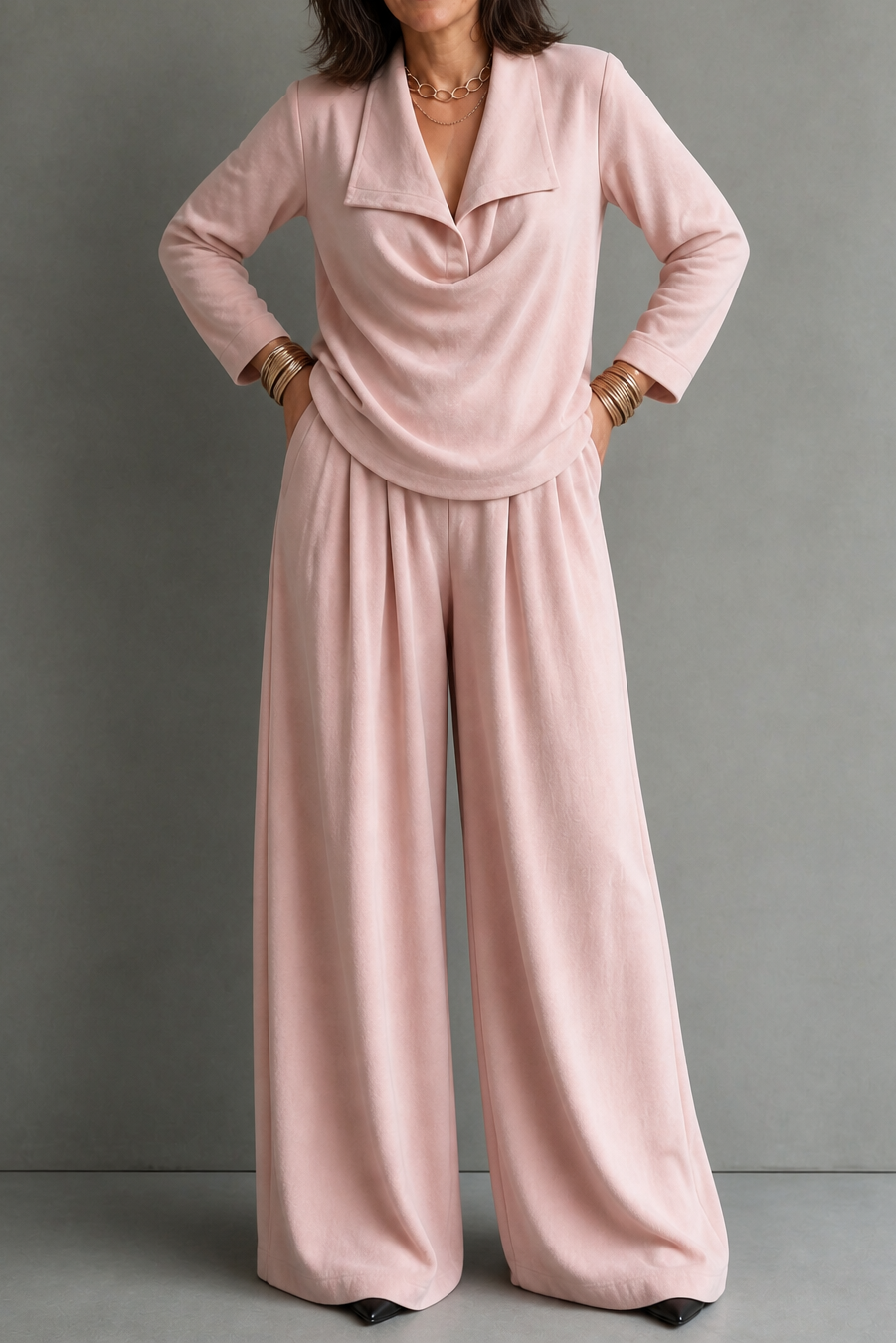Completo da Donna con Top Drappeggiato sul Collo e Pantaloni