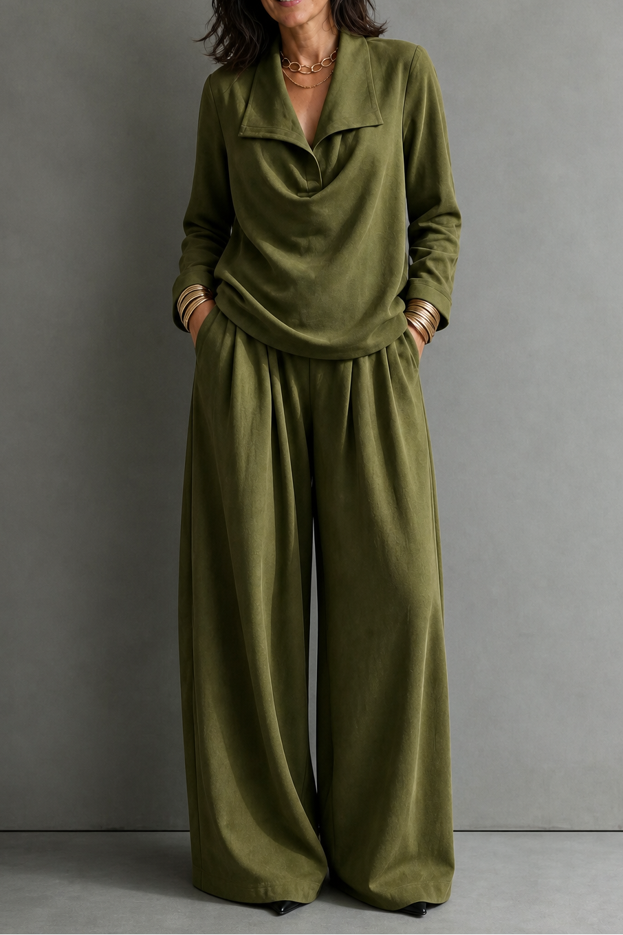 Completo da Donna con Top Drappeggiato sul Collo e Pantaloni