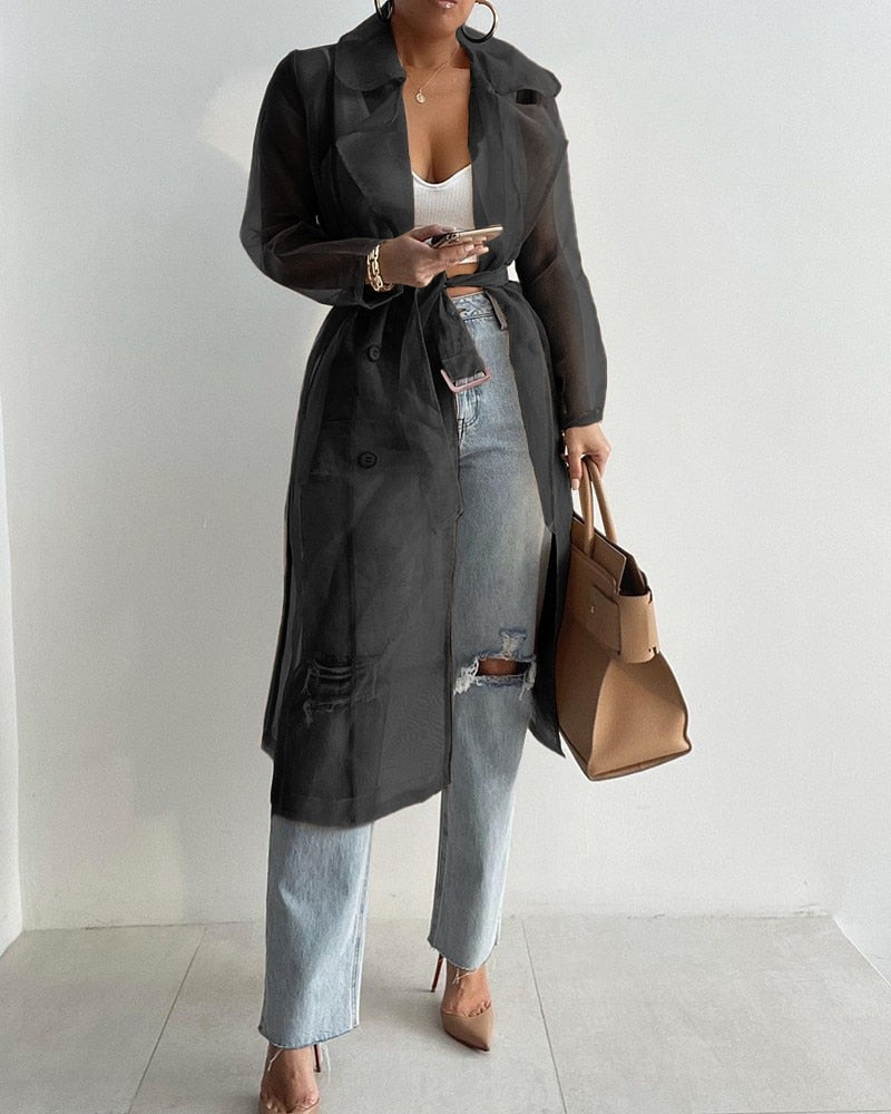 Zendaya - Trench elegante in pizzo e mesh trasparente