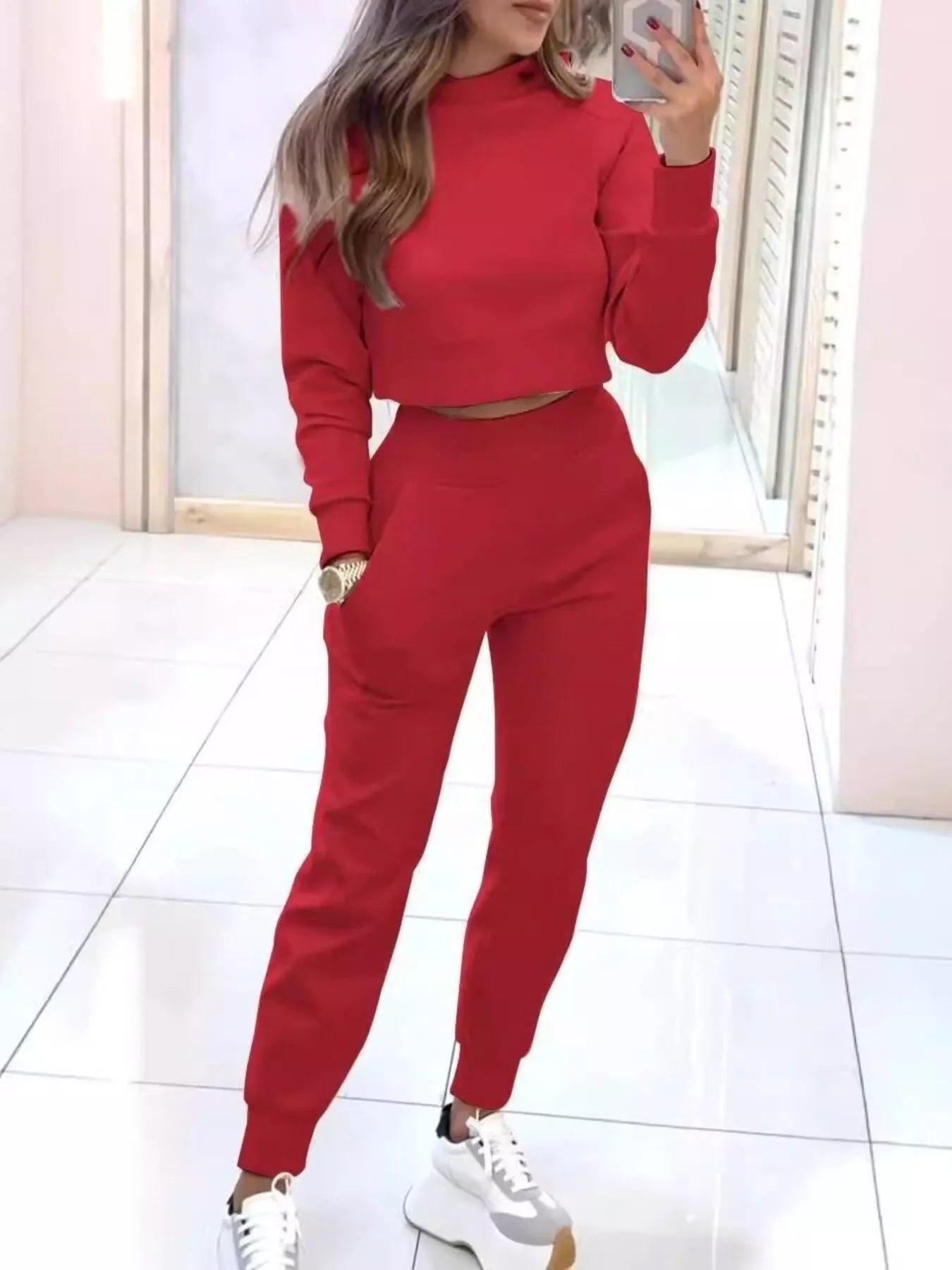 Amyra - Set casual chic con maglione cropped e jogger