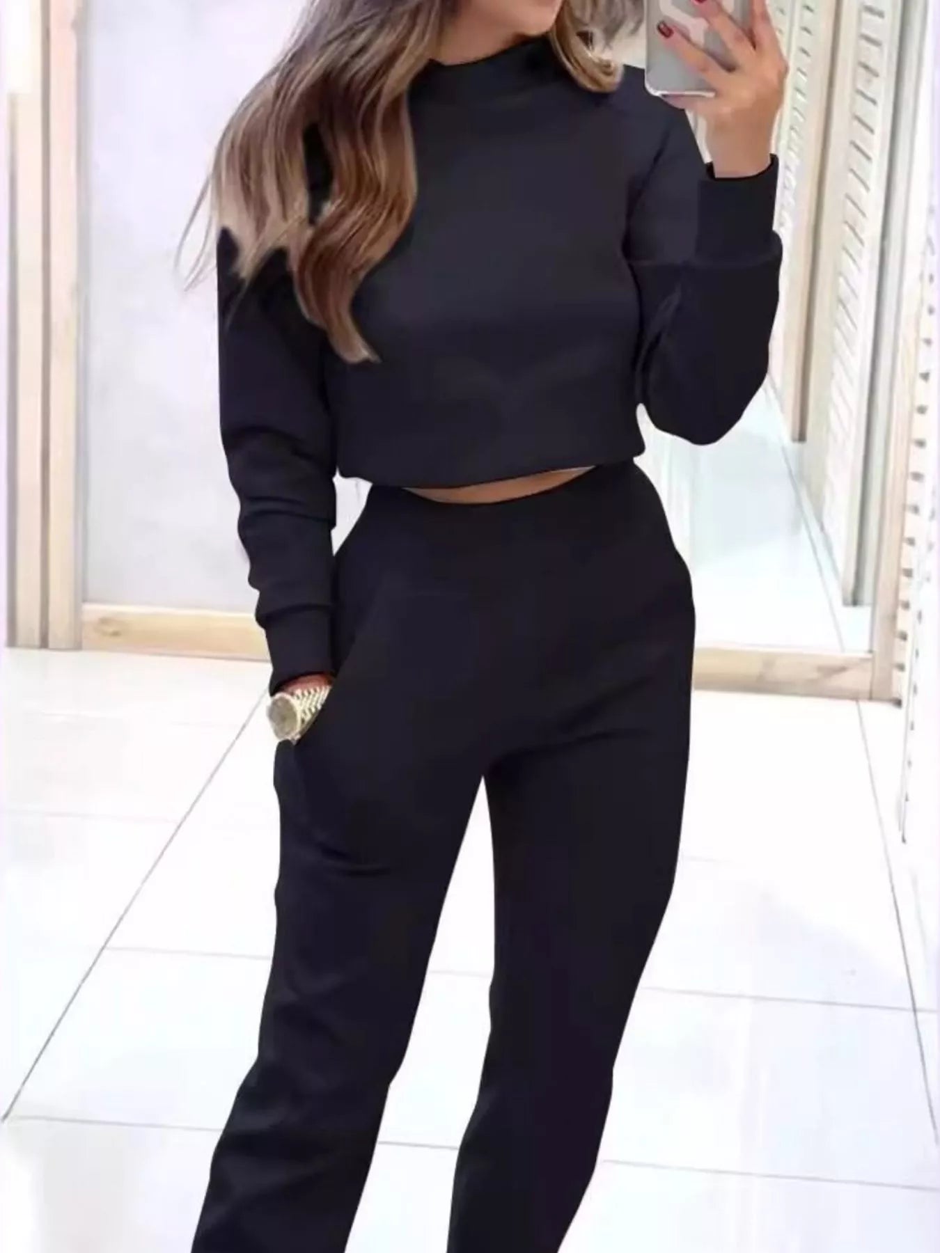 Amyra - Set casual chic con maglione cropped e jogger