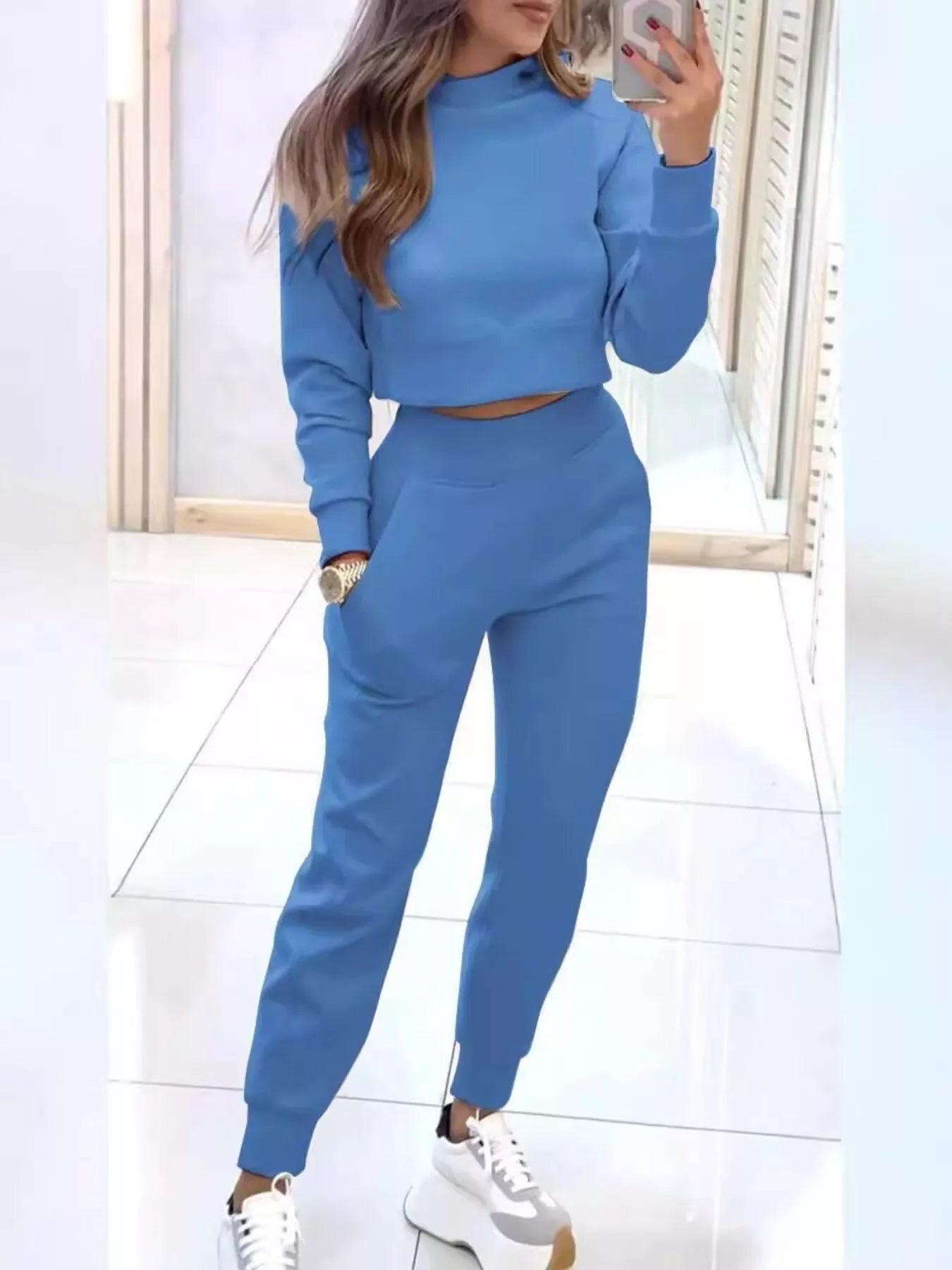 Amyra - Set casual chic con maglione cropped e jogger