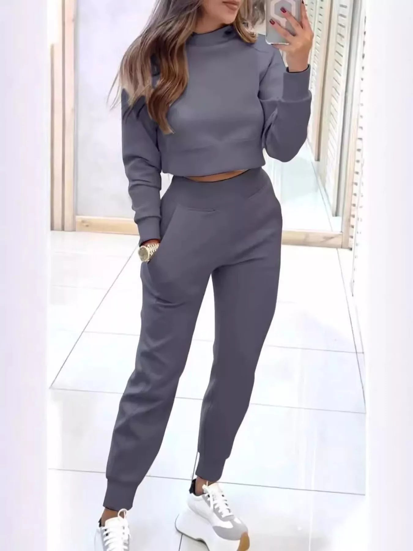 Amyra - Set casual chic con maglione cropped e jogger
