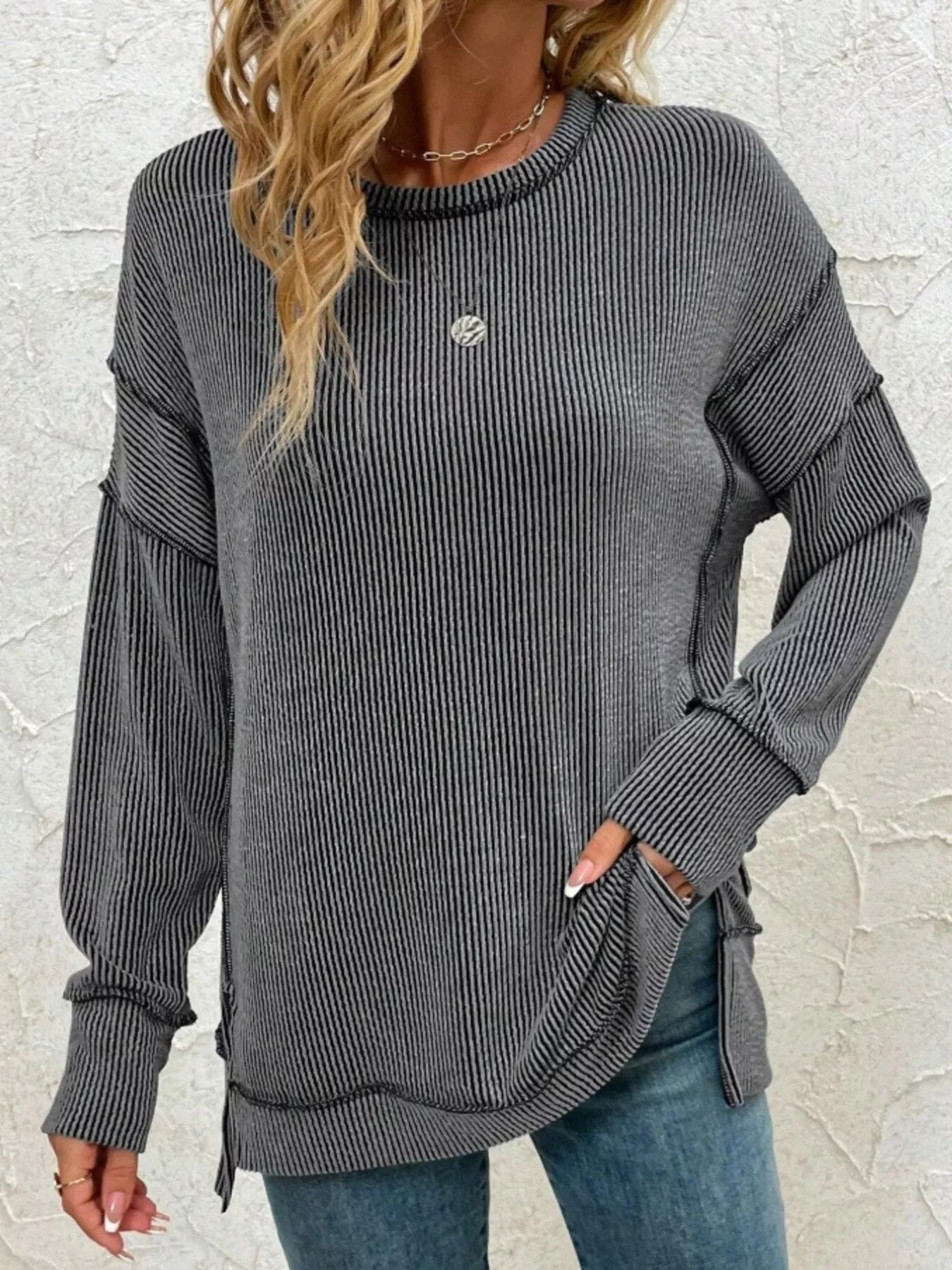 Aimy - Elegante maglione a righe con scollo rotondo e spacco laterale
