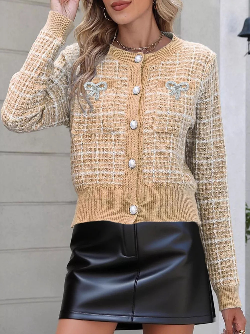 Ovelia - Cardigan chic a quadri con bottoni e decorazioni a fiocco