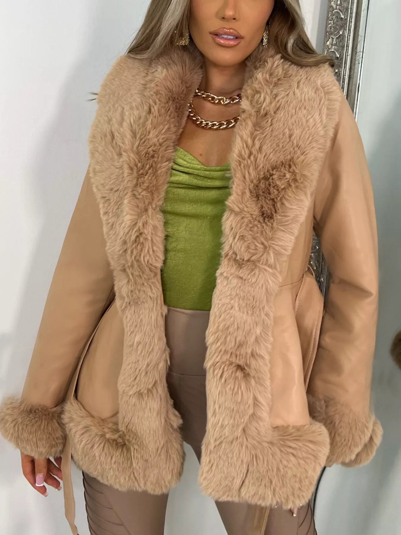 Jelaina - Elegante cappotto con rifiniture in pelliccia sintetica
