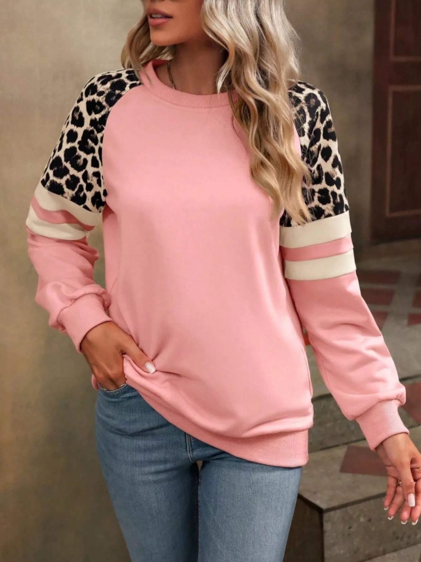 Rhonalyn - Elegante maglione con maniche leopardate