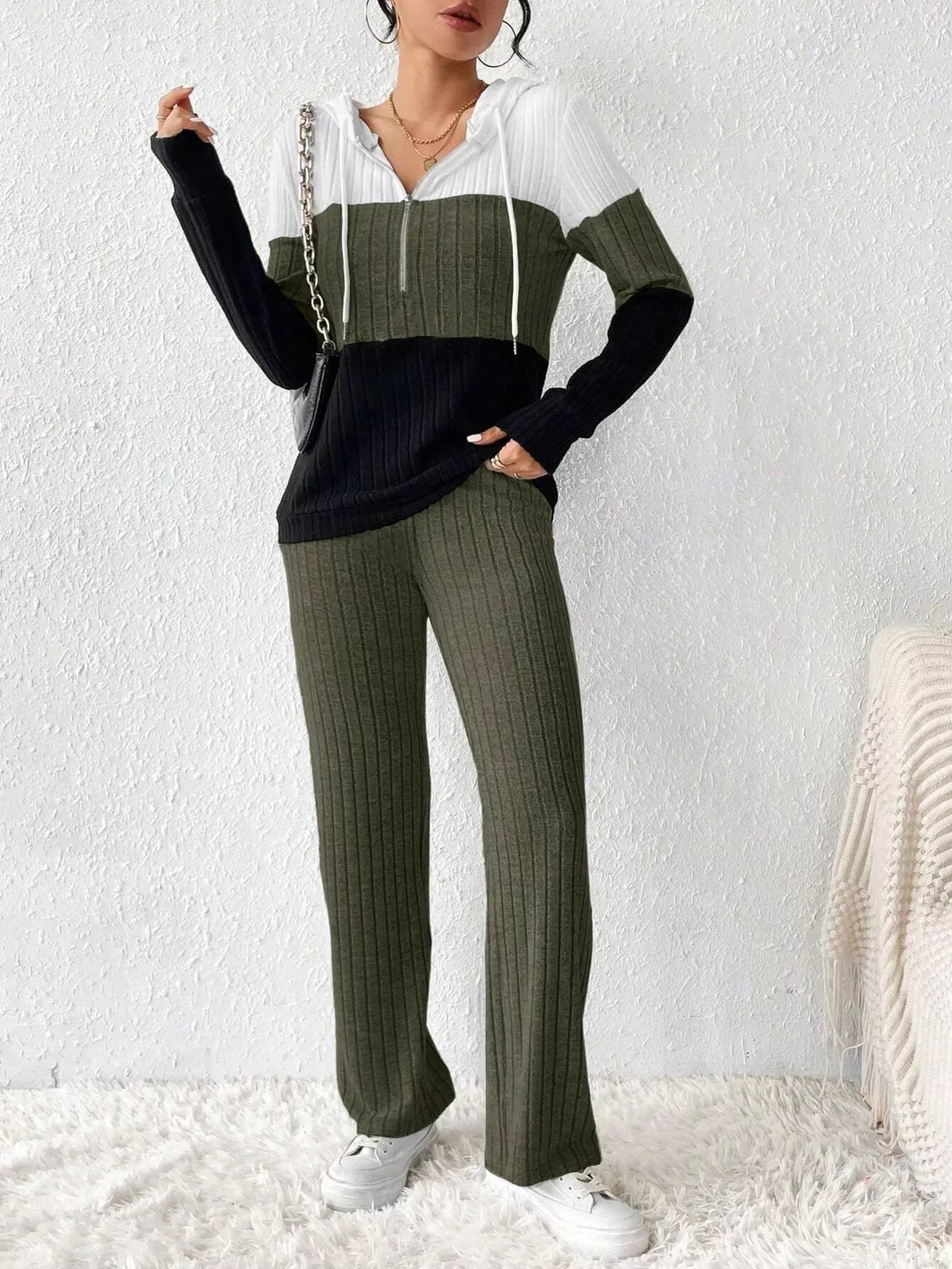 Dahlia - Elegante completo con felpa con cappuccio e mezza zip e pantaloni
