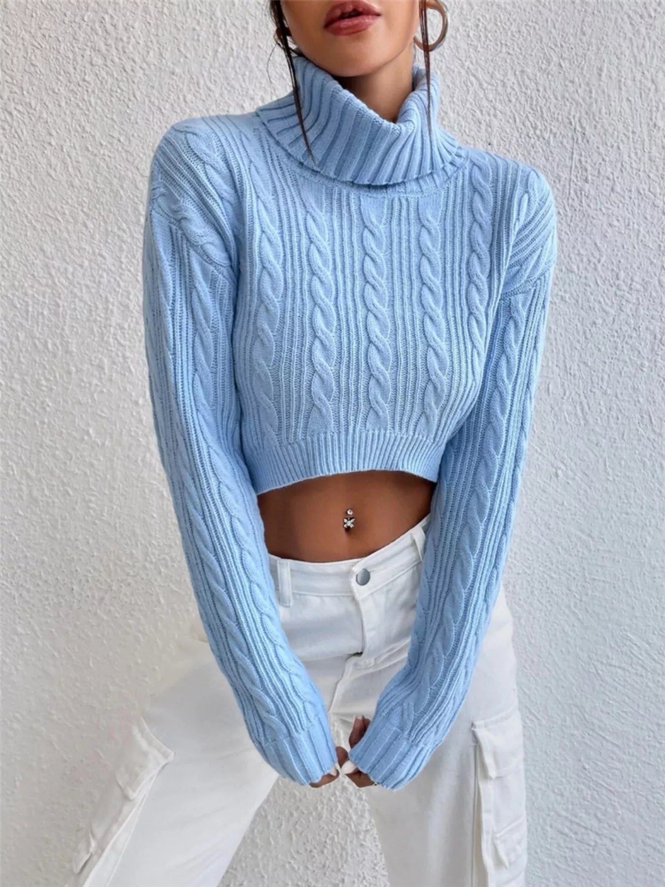 Dianne - Elegante maglione corto a trecce con collo alto e maniche lunghe